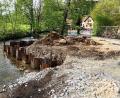Bild: jp
Die Lauterach wird wegen des Neubaus der rund 10 Meter langen Brücke des Pfistermühlwegs in der Hohenburgerstraße zur B 299 verrohrt und umgeleitet, damit die Betonpfähle für neue Brückenfundament beidseits gesetzt werden können.