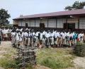 Bild: exb
Hier tanzen die Schüler der neuen Realschule in Bassar noch nicht – das werden sie aber sicher bei der offiziellen Einweihung im Januar tun, wenn Projekthilfe-Vorsitzender Ulrich Siebenbürger und eine Delegation deutscher Gäste nach Togo reist. Am ersten Schultag haben sich die Kinder zum Singen der Nationalhymne vor ihrem neuen Gebäude versammelt, deshalb stehen sie so geordnet Spalier.