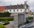 Bild: gz
Das Kriegerdenkmal soll bei der Neugestaltung des Tillyplatzes etwas höher werden. Die Familie Zach befürchtet, ihr Geschäftshaus ist dann von der Hauptstraße aus nicht mehr zu sehen.