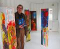 Bild: bl
Kunstvereinsvorsitzender Heiko Herrmann präsentiert in der "Kunsthalle Pertolzhofen" einen "Corso" mit Werken von Armin Saub.