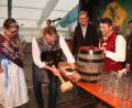 Bild: kro
Bürgermeister Franz Stahl zapfte bei der Eröffnung des Tirschenreuther Volksfest das erste Fass Festbier an. Mit dabei waren (von links) "Weißboier-Resi" Martina Bleistein, Dritter Bürgermeister Norbert Schuller, Festwirt Daniel Feuerer und Organisator Georg Duschinger.