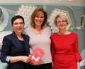 Bild: exb
Leitende Oberärztin Dr. Natalija Deuerling, Autorin Nicole Staudinger und Chefärztin Dr. Maria Dietrich beim Vortrag im Egerland-Kulturhaus.