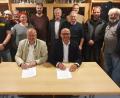 Bild: exb/Stefan Schmid
Unter den Augen der Festausschussmitglieder, darunter dem Feuerwehr-Festleiter Christian Voith (2. von links) und SV-Festleiter Franz Bauer (7. von links) sowie dem Vorsitzenden des Patenvereins, FFW Haag, Josef Meier (3. von rechts) unterzeichnete Erster Bürgermeister Maximilian Beer und Festwirt Alois Hamperl aus Rettenbach (links am Tisch) den Vertrag über die Zusammenarbeit beim Heimatfest 2020.