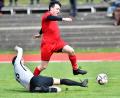 Bild: A. Schwarzmeier
Mit dem 4:1-Heimsieg gegen den FC Tremmersdorf im Rücken fährt die SpVgg Vohenstrauß (im Bild Stefan Gmeiner) nach Reuth. Ein Sieg dort ist Pflicht, um im Titelrennen zu bleiben. Meisterschaftsfavorit SpVgg SV Weiden II empfängt indes zu Hause den VfB Mantel.