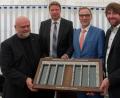 Bild: tr
Bei der symbolischen Schüsselübergabe anlässlich der Rathaus-Einweihung in Waldsassen, von links Architekt Peter Brückner, Stadtbaumeister Hubert Siller, Bürgermeister Bernd Sommer und Projektleiter Thorsten Will.