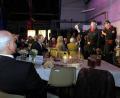 Bild: ubb
Bei der 25-Jahr-Feier des Rotary Club Stiftland in der Glashütte Lamberts nahm die „Altneihauser Feierwehrkappl‘n“ (rechts) auch den RC-Präsidenten Jeff Beer (links) aufs Korn.