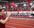 Bild: Daniel Karmann/dpa
Georg Margreitter applaudiert den Fans: Auch die Spieler wurden nach dem Abstieg von den Anhängern gefeiert.