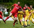 Bild: ham
Der Pfreimder Michael Prey (vorne, rot) muss den Ball vor den Burglengenfelder Spielern verteidigen. Die SpVgg verlor unglücklich mit 0:1.