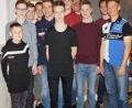 Bild: weu
Die Jugendlichen sind das Aushängeschild des Tischtennisvereins. Die Verantwortlichen Henry Seifert (rechts) und Michael Eckl (Vierter von rechts) sind stolz auf den Vereinsnachwuchs und freuten sich bei der Jahreshauptversammlung über lobende Worte der Redner.