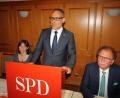 Bild: bjp
Die Schlüsselbedeutung der Europawahl werde oft unterschätzt, bedauerte Europaparlamentsmitglied Ismail Ertug beim Ehrenabend der Pressather SPD. Links im Bild Ortsvorsitzende Sabine Eichermüller, rechts Bürgermeister Werner Walberer.