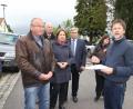 Bild: ral
Initiator Rupert Bauer (rechts) übergab die gesammelten Unterschriften an Bürgermeister Josef Deichl. Am Ortstermin nahmen auch (hinten, von links) stellvertretender Landrat Arnold Kimmerl sowie die Abgeordneten Annette Karl, Karl Holmeier und Marianne Schieder teil.