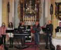 Bild: sei
Markus Suttner, Klaus Hofmann, Erich Lang, Markus Michalke, Celine Michalke und Theresa Lang (von rechts) begeistern das Publikum in der evangelischen Kirche mit einem überragenden Rock- und Popkonzert.