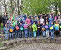Bild: boj
Die Freude über die neuen Pausenhofspiele teilten mit den Kindern auch Klassenleiterin Fiona Hauser-Kroner, Klassen- und Schulleiterin Ortrud Sperl, Fördervereinsvorsitzender Joseph Salomon (hintere Reihe von rechts), die Brieftaubenvereinsvorsitzenden Anton Stigler und Willibald Pirzer sowie stellvertretende Bürgermeisterin Rita Salomon (von links).