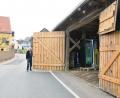 Bild: fjo
Fast bis zur Mitte der vielbefahrenen Ortsdurchfahrt öffnet sich ein Flügel des von der Gemeinde erworbenen Stadels. Markrat Ewald Zetzl trug das Problem nicht nur in den Markrat, sondern sorgte auf Bitten des Gremiums bereits für Abhilfe.