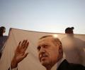 Bild: Depo Photos/ZUMA Wire/dpa
Bye, bye, Erdogan: Zwei Männer halten ein Tuch mit dem Foto des türkischen Präsidenten Recep Tayyip Erdogan bei der Eröffnung des Denkmals zum Gedenken an die Opfer des gescheiterten Putschversuchs in Ankara am 15.07.2016.