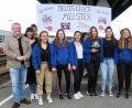 Bild: Hirsch
„Großer Bahnhof“ für den deutschen Schulmeister im Tischtennis. Die Spielerinnen der Mädchenrealschule holten sich erneut den Titel und wurden am Samstag am Bahnhof begeistert empfangen.