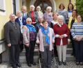 Bild: weu
Dekan Alfons Kaufmann, Vorsitzende Angelika Vogl (vordere Reihe von links) und Martha Urban vom Bezirksvorstand (zweite von rechts) gratulierten den Geehrten und überreichten Urkunde und Nadel.