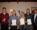 Bild: bey
Vorsitzender Bernd Piehler (links) mit dem Pokal des Stadtmeisters ehrt gemeinsam mit Bürgermeister Rainer Rewitzer (rechts) die langjährigen Mitglieder Klaus Fröhlich (40 Jahre) sowie Margit und Bernhard Voit (20 Jahre).