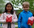 Bild: Portner
Tamara und Jonas haben im Kindergarten Teunz ein Geschenk gebastelt, welches sie am Freitag in einer schönen Verpackung mit nach Hause nahmen. Sie freuen sich schon darauf, wenn die Mama es am Sonntag auspackt.
