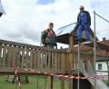Bild: rgr
Willi Hacker (rechts) und Wolfgang Specht (links) haben die Spielplatztürme im Geismannskeller eingeblecht.