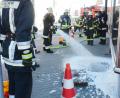 Bild: Gabi Schönberger
Mit Löschschaum gingen die Wehrmänner gegen den Brand im Untergrund vor.