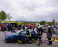 Bild: fvo
Die Waldthurner Feuerwehr zeigte bei einer Vorführung am Raiffeisen-Markttag ihr Können und setzte bei einem simulierten Unfall den Rettungsspreizer und die Rettungsschere ein. Josef Pflaum senior kommentierte die Übung.