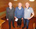 Bild: hai
50 Jahre ist Alfred Bauer (Mitte) Mitglied im Verein Bayreuther Sportkegler und im Bayerischen Sportkegelverband Bezirk Oberfranken. Ebnso lange tritt er für den SKC bei Punktspielen an. Dafür danken Vorsitzender Wilhelm Kreutzer (rechts) und Sportwart Günther Kreutzer.