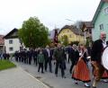 Bild: sl
Die „Gleiritscher Blaskapelle“ führt die Wehren, allen voran die ausrichtende Großenschwandner Wehr mit Vorsitzendem Karl Kraus und Bürgermeister Max Völkl durch das Dorf an.