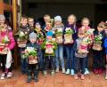 Bild: rbm
Mit Feuereifer und viel Geschick fertigten die "Rondorfer Groshupfer" aus einfachen Mitteln ein Muttertagsgeschenk.