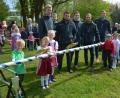 Bild: jr
Gemeinsam stellten die Vorschulkinder und der Burschenverein „Gemütlichkeit“ Groschlattengrün den Maibaum im Kinderhaus Pechbrunn auf