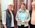 Bild: hai
Barbara Ziegler (links) überreicht Elke Forster und Bernhard Forster eine Spende und ein kleines Geschenk.