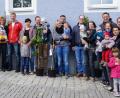 Bild: weu
Die zweite Vorsitzende des Gartenbauvereins, Anita Graßl (Vierte von rechts), freute sich, elf Babybäume an die Familien der Neugeborenen überreichen zu können.
