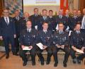 Bild: jr
Seit 25 Jahren leisten diese Feuerwehrleute ihren aktiven Dienst. Dafür gab es jetzt eine Dankurkunde des Bayerischen Innenministeriums und die Ehrenamtskarte. Dazu gratulierten (von links) Bürgermeister Bernd Sommer, Kreisbrandinspektor Lorenz Müller und Kreisbrandrat Andreas Wührl, sowie (von rechts) Kreisbrandmeister Wolfgang Fischer und Landrat Wolfgang Lippert.