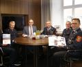 Bild: pz
Bei der Präsentation der Feuerwehrchronik im Rathaus, von links Nils Wittmann, Stadtheimatpfleger und Autor Robert Treml, Bürgermeister Bernd Sommer, Ehrenkommandant und Autor Hermann Müller, Vorsitzender und Feuerwehrarzt Dr. Wolfgang Fortelny sowie Kommandant Tobias Tippmann.