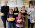 Bild: do
Gemeinsam mit Konditorin Annalena Renner backen die Kinder leckere Kuchen, die sie ihrer Mama zum Muttertag schenken..