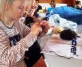 Bild: hai
Statt sich in die Wolle zu kriegen, basteln die Mädchen und Buben beim Kids-Camp lieber damit.