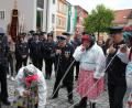 Bild: frd
Die Verantwortlichen der Feuerwehr Gaisthal machten beim Patenbitten jeden Spaß mit und "inhalierten" in Sonderbekleidung, unterstützt von ihren Kameraden, ein Fässchen Bier. Von links (mit Rock und Perücke): Festleiter Audi Lurbiecki, Vorsitzender Alois Sorgenfrei und zweiter Kommandant Johannes Gillitzer.
