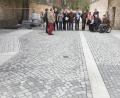 Bild: Wolfgang Steinbacher
So präsentiert sich die Referenzfläche für den Bodenbelag in der Altstadt im Augenblick. Doch die Stadträte sind mit dem Ergebnis noch nicht zufrieden. So plädiert die SPD jetzt dafür, komplett auf Bodenplatten zurückzugreifen, wie sie rechts im Bild zu sehen sind.