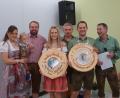 Marion Forster (Dritte von links) gewann die Hochzeitsscheibe, Matthias Ries (Zweiter von rechts) die Geburtstagsscheibe. Dazu gratulierten (von links) Regina und Alex Kunz, Schießleiter Thomas Zahner und Sportleiter Günther Gradl.