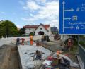 Bild: Völkl
Die Baumaßnahmen in der Oberviechtacher Straße liegen voll im Zeitplan. Die Kanalsanierung ist fast abgeschlossen, ebenso die der Aschbachbrücke. Bis Wasserleitung, Straßenbeleuchtung und Gasleitungen neu verlegt sind und die Straße wieder befahrbar ist, wird es allerdings noch bis Mitte September dauern.