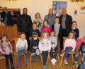 Bild: soj
Über die Neugründung des Kinderchors im Pfarrgemeindehaus freuen sich (hinten von links) Pfarrer Pater Anish George, Choeleiterin Nadine Prechtl, Kirchenpfleger Stefan Kausler und Bürgermeister Manfred Kratzer sowie die Buben und Mädchen.