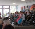 Bild: exb
Beim Maifest legen sich alle ins Zeugs, beim Musizieren, Tanzen und Rennen.