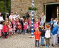Bild: R. Kreuzer
Spiele und Tänze auf dem Kirchplatz sind viel Unterhaltung für die Kinder des Kinderhauses Maria Waldrast.