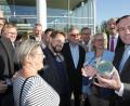 Bild: Steinbacher
Die örtliche CSU-Spitze ließ sich vom Amberger Ruf als Luftkunstort animieren und überreichte EVP-Spitzenkandidat Manfred Weber (rechts) vor der Kundgebung eine Dose Amberger Luft. Der Niederbayer freute sich nach einem bisher sehr verregneten Wahlkampf auch über die Sonne, die seinen Einzug ins ACC begleitete.
