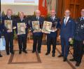 Bild: jr
Verdiente Mitglieder wurden für jahrzehntelange Zugehörigkeit geehrt und neue Ehrenmitglieder ernannt. Im Bild (von links) Vorsitzender Dr. Wolfgang Fortelny, Ehrenmitglied Robert Treml, Siegfried Pfohl und Max Probst – beide gehören der Wehr seit 63 Jahren an – Ehrenmitglied Hermann Müller, Bürgermeister Bernd Sommer und Kommandant Tobias Tippmann.