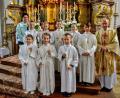 Bild: fdl
Acht Kinder feiern in der Pfarrkirche St. Michael zusammen mit Pfarrer Hans-Peter Bergmann und Gemeindereferentin Barbara Schlosser ihre Erstkommunion.