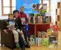 Bild: exb/Kurt F. Stangl
Über die zahlreichen Neuheiten in der Stadtbücherei freuen sich auch Stephanie Brunner mit den Kindern Theresa und Felix.