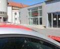 Bild: Gabi Schönberger
Eigentlich sollten die Patienten bequem und schnell die Bereitschaftspraxis im Klinikum Weiden über einen eigenen Zugang (rechts) neben der neuen Notaufnahme in der Söllnerstraße erreichen. Doch brandschutztechnische Gründe lassen dies an dem neuen Gebäude nicht zu.