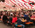 Bild: riw
Zum Mittagessen waren die Plätze im Festzelt ausgebucht. Viele nutzten die Gelegenheit für ein gemütliches Treffen mit Familie und Bekannten.