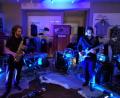 Bild: ens
Die Bayreuther Band Worb ist zu Gast im TSzwo. Die Musiker überzeugen das Publikum von "Live im Laden" mit "Live-Elektro".